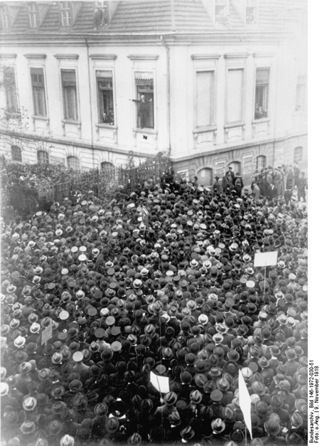Philipp Scheidemann hält eine Rede von einem Fenster der Reichskanzlei (9. November 1918)
